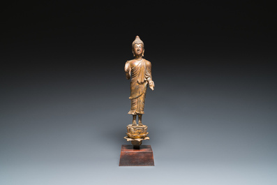 Een Thaise vergulde bronzen Boeddha Shakyamuni in Lan Na-stijl, wellicht 16e eeuw
