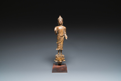 Bouddha Shakyamuni en bronze dor&eacute; de style Lan Na, Tha&iuml;lande, probablement 16&egrave;me