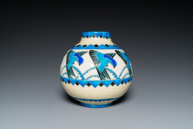 Charles Catteau (1880-1966) pour Boch K&eacute;ramis: un vase Art Deco de forme globulaire &agrave; d&eacute;cor d'hirondelles en &eacute;maux craquel&eacute;s