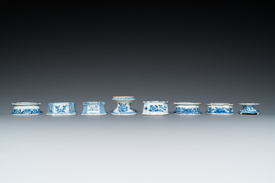 Huit salerons en porcelaine de Chine en bleu et blanc, Kangxi et post&eacute;rieur