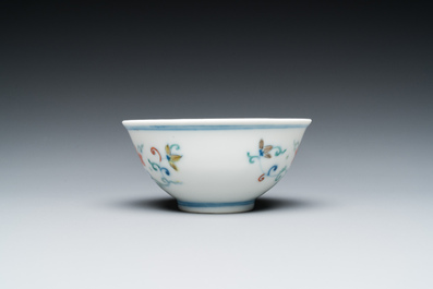 Bol en porcelaine de Chine doucai &agrave; d&eacute;cor floral, marque et probablement &eacute;poque de Yongzheng