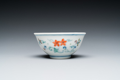 Bol en porcelaine de Chine doucai &agrave; d&eacute;cor floral, marque et probablement &eacute;poque de Yongzheng