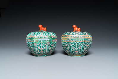 A pair of Chinese Thai market Bencharong boxes and covers, 19th C.