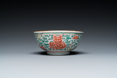 A Chinese famille verte 'cranes' plate and a 'peony scroll' bowl, Kangxi