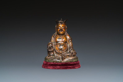 Een Chinese vergulde bronzen Boeddha met kroon, Ming