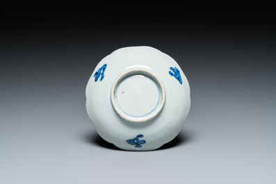 Bol 'Yin et Yang' en porcelaine de Chine en bleu, blanc et rouge de cuivre de type ko-sometsuke pour le march&eacute; japonais, Tianqi/Chongzhen