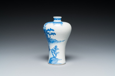 Vase de forme 'meiping' en porcelaine de Chine en bleu et blanc, marque de Qianlong, R&eacute;publique