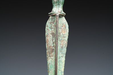 Een Chinees bronzen zwaard met inscripties, Periode der Strijdende Staten of Han, ca. 3e eeuw v.C.