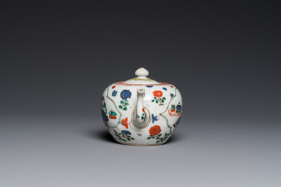 Th&eacute;i&egrave;re en porcelaine de Chine famille verte &agrave; d&eacute;cor d'antiquit&eacute;s, Kangxi