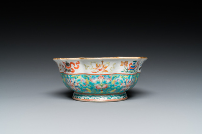 Bol en porcelaine de Chine famille rose &agrave; d&eacute;cor 'bajixiang' sur fond turquoise, marque et &eacute;poque de Tongzhi
