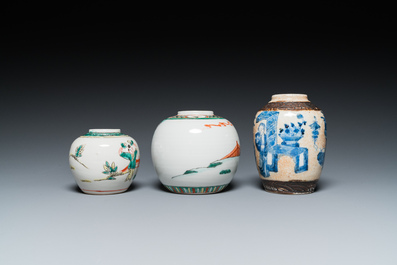 Sept pots en porcelaine de Chine en bleu et blanc, famille rose et famille verte, 19/20&egrave;me