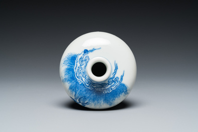 Vase de forme 'meiping' en porcelaine de Chine en bleu et blanc, marque de Qianlong, R&eacute;publique