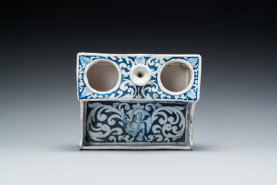 Encrier en fa&iuml;ence en bleu et blanc dans le style de Delft, sign&eacute; et dat&eacute; 1715, probablement Allemagne