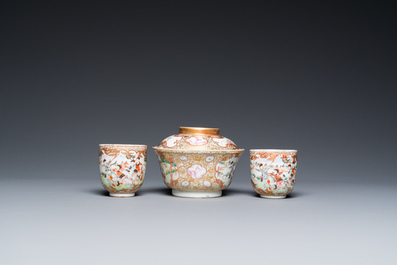 Een Chinese famille rose dekselkom, twee koppen en een schotel met een jachtsc&egrave;ne, Qianlong