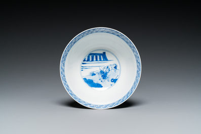 Een Chinese blauw-witte kom met verhalend decor, Kangxi merk en periode