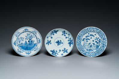 Een Chinese blauw-witte schotel en zeven borden met bloemen en landschappen, Kangxi/Qianlong