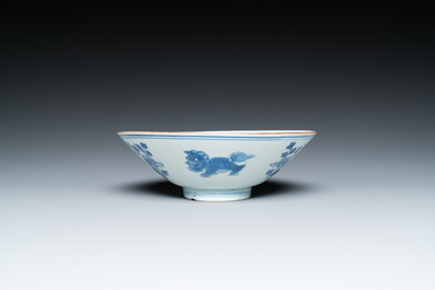 Bol en porcelaine de Chine en bleu et blanc &agrave; d&eacute;cor de lions bouddhistes, marque de Jiajing, Shunzhi