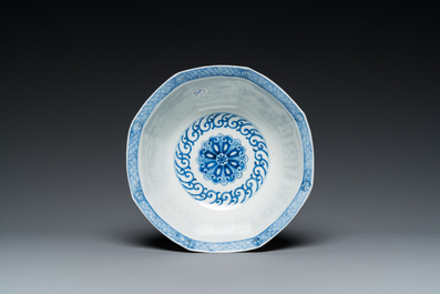 Bol en porcelaine de Chine bleu et blanc &agrave; d&eacute;cor de gar&ccedil;ons jouant, marque de Fu Hai Cang Zhen 福海藏珍, Daoguang