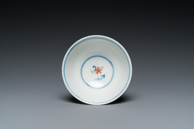 Bol en porcelaine de Chine doucai &agrave; d&eacute;cor floral, marque et probablement &eacute;poque de Yongzheng