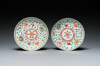 Paire d'assiettes en porcelaine de Chine famille verte, Kangxi