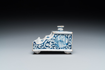 Encrier en fa&iuml;ence en bleu et blanc dans le style de Delft, sign&eacute; et dat&eacute; 1715, probablement Allemagne