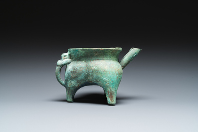 Een Chinese bronzen 'he' wijnkan, Westelijke Zhou, ca. 11e-8e v.C.
