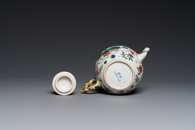 Th&eacute;i&egrave;re en porcelaine de Chine famille verte &agrave; d&eacute;cor d'antiquit&eacute;s, Kangxi