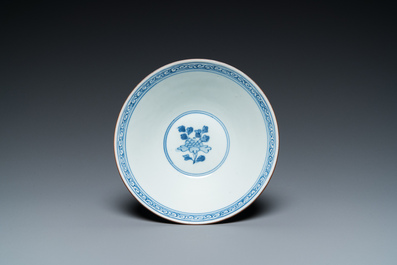 Een Chinese blauw-witte kom met boeddhistische leeuwen, Jiajing merk, Shunzhi