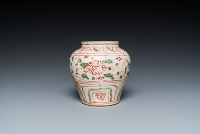 Vase en porcelaine de Vietnam ou Annam &agrave; d&eacute;cor floral &eacute;maill&eacute; en vert et rouge, 14/15&egrave;me
