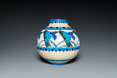 Charles Catteau (1880-1966) pour Boch K&eacute;ramis: un vase Art Deco de forme globulaire &agrave; d&eacute;cor d'hirondelles en &eacute;maux craquel&eacute;s