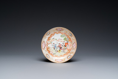 Een Chinese famille rose dekselkom, twee koppen en een schotel met een jachtsc&egrave;ne, Qianlong