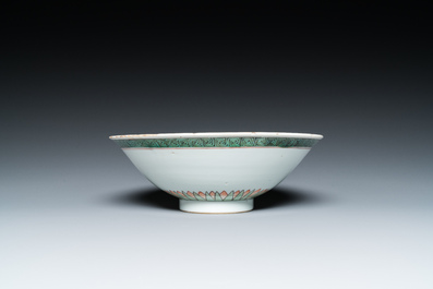 Bol en porcelaine de Chine famille verte &agrave; d&eacute;cor de pies et de prunus, Kangxi