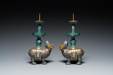 Een paar Chinese cloisonn&eacute; kandelaars in de vorm van pixiu, Qing