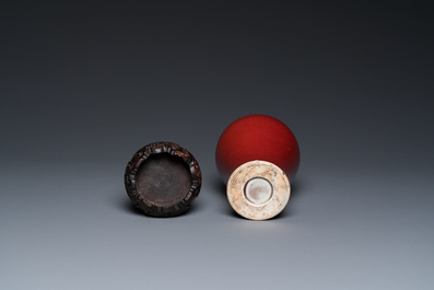 Een Chinese monochrome koperrode 'meiping' vaas op houten sokkel, Republiek