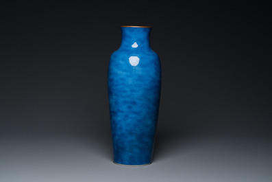 Vase en porcelaine de Chine en bleu poudr&eacute; au col mont&eacute; de cuivre, marque de Xuande, Kangxi