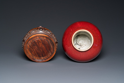 A Chinese langyao vase on a fine wooden base, 18/19th C.