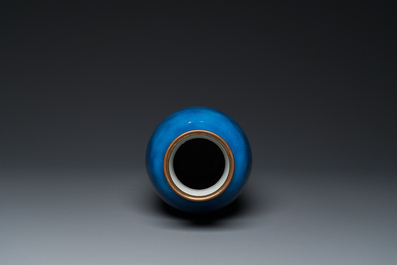 Vase en porcelaine de Chine en bleu poudr&eacute; au col mont&eacute; de cuivre, marque de Xuande, Kangxi