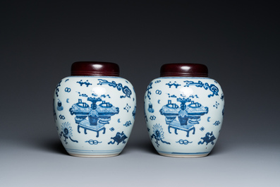 Een paar Chinese blauw-witte potten met decor van antiquiteiten, Kangxi