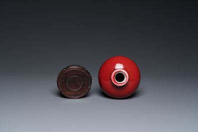 Vase de forme 'meiping' en porcelaine de Chine en rouge de cuivre monochrome sur socle en bois, R&eacute;publique