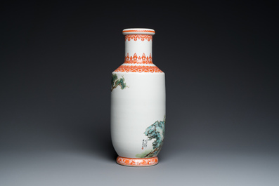 Vase de forme rouleau en porcelaine de Chine &agrave; d&eacute;cor de singes, sign&eacute; Bi Yuanming 畢淵明, dat&eacute; 1956