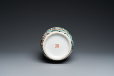 Vase de forme rouleau en porcelaine de Chine &agrave; d&eacute;cor de singes, sign&eacute; Bi Yuanming 畢淵明, dat&eacute; 1956