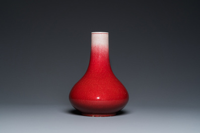 Vase de forme bouteille en porcelaine de Chine &agrave; &eacute;mail langyao, 18/19&egrave;me