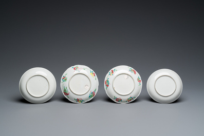 Quatre tasses et soucoupes en porcelaine de Chine en grisaille et rouge de fer, Yongzheng/Qianlong