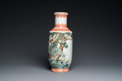 Vase de forme rouleau en porcelaine de Chine &agrave; d&eacute;cor de singes, sign&eacute; Bi Yuanming 畢淵明, dat&eacute; 1956