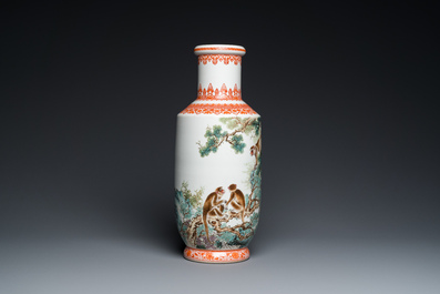 Vase de forme rouleau en porcelaine de Chine &agrave; d&eacute;cor de singes, sign&eacute; Bi Yuanming 畢淵明, dat&eacute; 1956