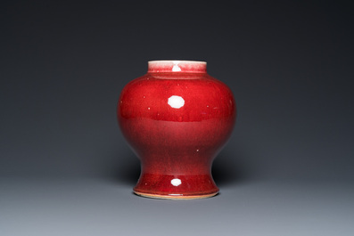 Vase en porcelaine de Chine &agrave; &eacute;mail langyao sur socle en bois sculpt&eacute;, 18/19&egrave;me