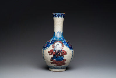 Vase de forme bouteille en porcelaine de Chine en bleu, blanc et rouge de cuivre dit 'de Nankin', marque de Yongzheng, 19/20&egrave;me