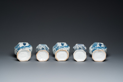 Garniture de cinq vases en fa&iuml;ence de Delft en bleu et blanc &agrave; d&eacute;cor chinois, 1er quart du 18&egrave;me