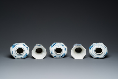 Garniture de cinq vases en fa&iuml;ence de Delft en bleu et blanc &agrave; d&eacute;cor chinois, 1er quart du 18&egrave;me