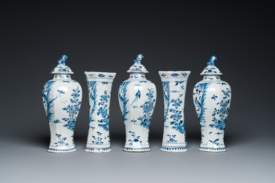 Garniture de cinq vases en fa&iuml;ence de Delft en bleu et blanc &agrave; d&eacute;cor chinois, 1er quart du 18&egrave;me